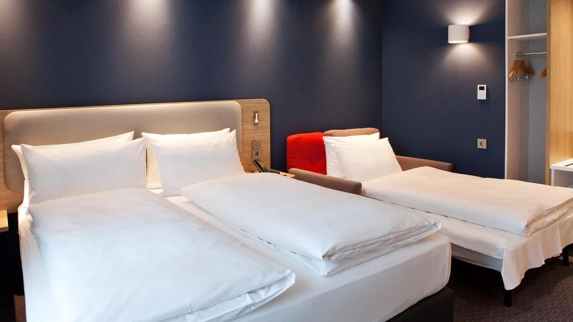 Holiday Inn Express - Duesseldorf Airport 3*, Дюссельдорф Германия